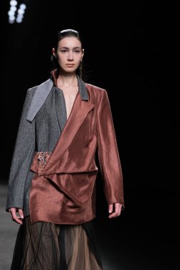 IFERMA 'da Mercedes-Benz Moda Haftası sırasında Sandra Weil' in tasarladığı bir model podyumda yürüyor, 23 Şubat 2025 İspanya