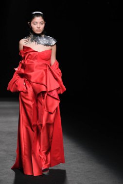 IFERMA 'da Mercedes-Benz Moda Haftası sırasında Sandra Weil' in tasarladığı bir model podyumda yürüyor, 23 Şubat 2025 İspanya