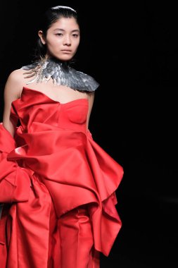 IFERMA 'da Mercedes-Benz Moda Haftası sırasında Sandra Weil' in tasarladığı bir model podyumda yürüyor, 23 Şubat 2025 İspanya