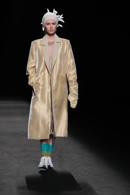 IFERMA 'da Mercedes-Benz Moda Haftası sırasında Sandra Weil' in tasarladığı bir model podyumda yürüyor, 23 Şubat 2025 İspanya