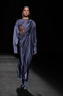 IFERMA 'da Mercedes-Benz Moda Haftası sırasında Sandra Weil' in tasarladığı bir model podyumda yürüyor, 23 Şubat 2025 İspanya