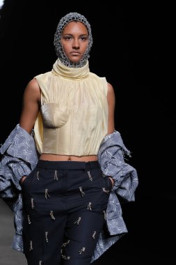 IFERMA 'da Mercedes-Benz Moda Haftası sırasında Sandra Weil' in tasarladığı bir model podyumda yürüyor, 23 Şubat 2025 İspanya