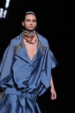 IFERMA 'da Mercedes-Benz Moda Haftası sırasında Sandra Weil' in tasarladığı bir model podyumda yürüyor, 23 Şubat 2025 İspanya