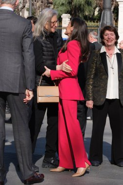 İspanya Kraliçesi Letizia, Annie Leibovitz 'in portrelerinin İspanya' nın Madrid kentinde 26 Şubat 2025 tarihinde sergilendiği The Tyranny of Cronos sergisini ziyaret eder.