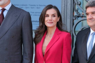 İspanya Kraliçesi Letizia, Annie Leibovitz 'in portrelerinin İspanya' nın Madrid kentinde 26 Şubat 2025 tarihinde sergilendiği The Tyranny of Cronos sergisini ziyaret eder.