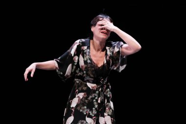 Soprano Maria Rey, 26 Şubat 2025 'te Madrid' deki Teatros del Canal 'da Ella Tiyatrosu' nda sahne almaktadır.