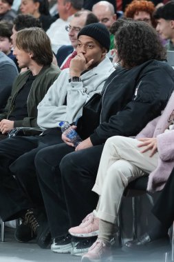 Real Madrid 'den Kylian Mbappe 27 Şubat 2025 tarihinde İspanya' nın Madrid kentinde Real Madrid ile FC Barcelona arasında oynanan EuroLeague karşılaşmasında