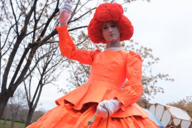 Madrid Karnavalı 'nın 2025' teki büyük geçit töreninde karnaval gibi giyinen insanlar 1 Mart 2025 'te Madrid, İspanya' da