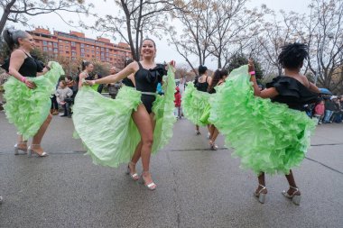 Madrid Karnavalı 'nın 2025' teki büyük geçit töreninde karnaval gibi giyinen insanlar 1 Mart 2025 'te Madrid, İspanya' da