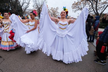 Madrid Karnavalı 'nın 2025' teki büyük geçit töreninde karnaval gibi giyinen insanlar 1 Mart 2025 'te Madrid, İspanya' da