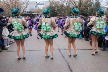 Madrid Karnavalı 'nın 2025' teki büyük geçit töreninde karnaval gibi giyinen insanlar 1 Mart 2025 'te Madrid, İspanya' da