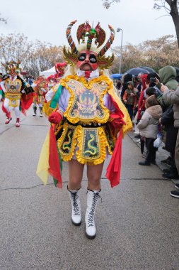 Madrid Karnavalı 'nın 2025' teki büyük geçit töreninde karnaval gibi giyinen insanlar 1 Mart 2025 'te Madrid, İspanya' da