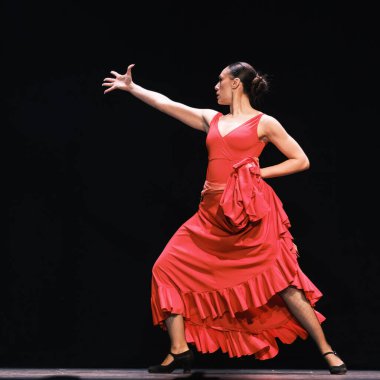 3 Mart 2025 'te Madrid' de Alveniz Tiyatrosu 'nun sahnesinde Bizet' in CARMEN performansı sırasında Flamenko bale dansçıları