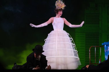 Aktörler, Madrid 'deki Zarzuela Tiyatrosu' nda Los Angeles GRAN VIA operasının sunumu sırasında sahne aldılar. 5 Mart 2025 İspanya