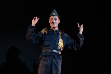 Aktörler, Madrid 'deki Zarzuela Tiyatrosu' nda Los Angeles GRAN VIA operasının sunumu sırasında sahne aldılar. 5 Mart 2025 İspanya