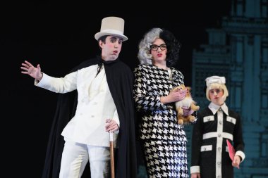 Aktörler, Madrid 'deki Zarzuela Tiyatrosu' nda Los Angeles GRAN VIA operasının sunumu sırasında sahne aldılar. 5 Mart 2025 İspanya