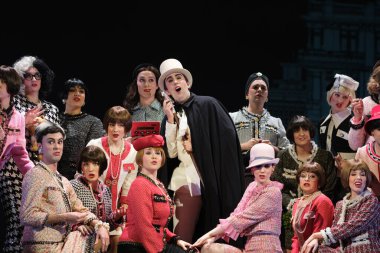 Aktörler, Madrid 'deki Zarzuela Tiyatrosu' nda Los Angeles GRAN VIA operasının sunumu sırasında sahne aldılar. 5 Mart 2025 İspanya