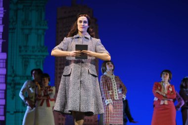 Aktörler, Madrid 'deki Zarzuela Tiyatrosu' nda Los Angeles GRAN VIA operasının sunumu sırasında sahne aldılar. 5 Mart 2025 İspanya