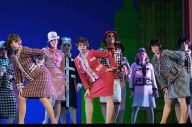 Aktörler, Madrid 'deki Zarzuela Tiyatrosu' nda Los Angeles GRAN VIA operasının sunumu sırasında sahne aldılar. 5 Mart 2025 İspanya