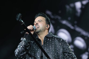 Şarkıcı Luis Fonsi Actua, 6 Mart 2025 'te İspanya' nın Madrid kentinde Movistar Arena 'da verdiği konser sırasında.