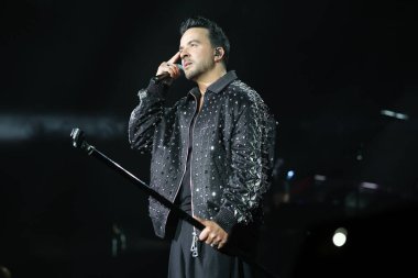 Şarkıcı Luis Fonsi Actua, 6 Mart 2025 'te İspanya' nın Madrid kentinde Movistar Arena 'da verdiği konser sırasında.