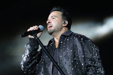 Şarkıcı Luis Fonsi Actua, 6 Mart 2025 'te İspanya' nın Madrid kentinde Movistar Arena 'da verdiği konser sırasında.