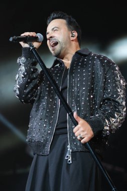Şarkıcı Luis Fonsi Actua, 6 Mart 2025 'te İspanya' nın Madrid kentinde Movistar Arena 'da verdiği konser sırasında.