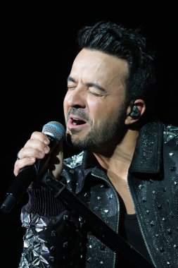 Şarkıcı Luis Fonsi Actua, 6 Mart 2025 'te İspanya' nın Madrid kentinde Movistar Arena 'da verdiği konser sırasında.