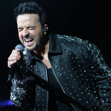 Şarkıcı Luis Fonsi Actua, 6 Mart 2025 'te İspanya' nın Madrid kentinde Movistar Arena 'da verdiği konser sırasında.