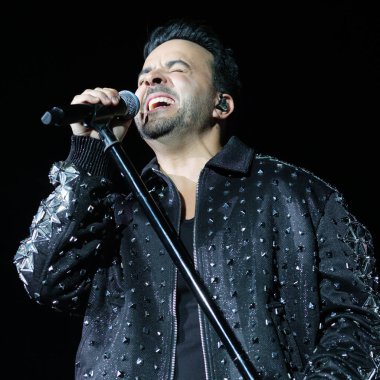 Şarkıcı Luis Fonsi Actua, 6 Mart 2025 'te İspanya' nın Madrid kentinde Movistar Arena 'da verdiği konser sırasında.