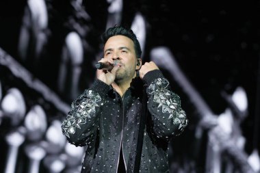 Şarkıcı Luis Fonsi Actua, 6 Mart 2025 'te İspanya' nın Madrid kentinde Movistar Arena 'da verdiği konser sırasında.