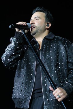 Şarkıcı Luis Fonsi Actua, 6 Mart 2025 'te İspanya' nın Madrid kentinde Movistar Arena 'da verdiği konser sırasında.