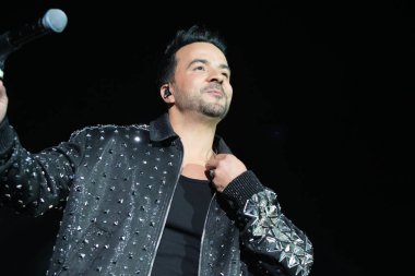 Şarkıcı Luis Fonsi Actua, 6 Mart 2025 'te İspanya' nın Madrid kentinde Movistar Arena 'da verdiği konser sırasında.