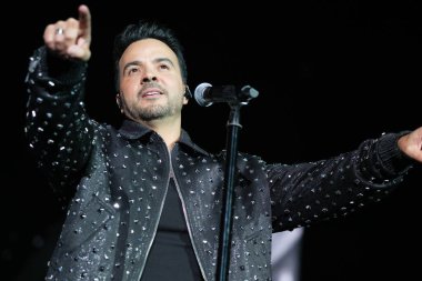 Şarkıcı Luis Fonsi Actua, 6 Mart 2025 'te İspanya' nın Madrid kentinde Movistar Arena 'da verdiği konser sırasında.