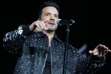 Şarkıcı Luis Fonsi Actua, 6 Mart 2025 'te İspanya' nın Madrid kentinde Movistar Arena 'da verdiği konser sırasında.