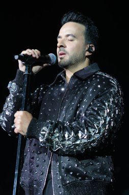 Şarkıcı Luis Fonsi Actua, 6 Mart 2025 'te İspanya' nın Madrid kentinde Movistar Arena 'da verdiği konser sırasında.