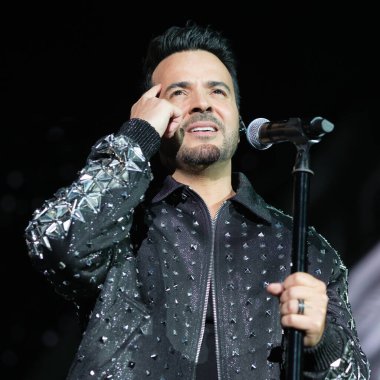 Şarkıcı Luis Fonsi Actua, 6 Mart 2025 'te İspanya' nın Madrid kentinde Movistar Arena 'da verdiği konser sırasında.
