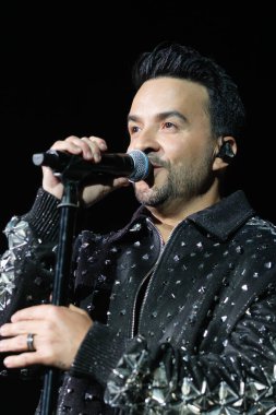 Şarkıcı Luis Fonsi Actua, 6 Mart 2025 'te İspanya' nın Madrid kentinde Movistar Arena 'da verdiği konser sırasında.