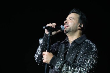 Şarkıcı Luis Fonsi Actua, 6 Mart 2025 'te İspanya' nın Madrid kentinde Movistar Arena 'da verdiği konser sırasında.