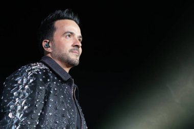 Şarkıcı Luis Fonsi Actua, 6 Mart 2025 'te İspanya' nın Madrid kentinde Movistar Arena 'da verdiği konser sırasında.