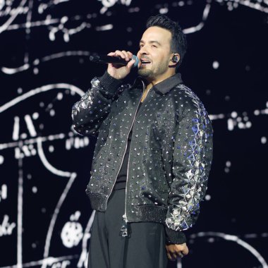 Şarkıcı Luis Fonsi Actua, 6 Mart 2025 'te İspanya' nın Madrid kentinde Movistar Arena 'da verdiği konser sırasında.