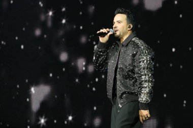 Şarkıcı Luis Fonsi Actua, 6 Mart 2025 'te İspanya' nın Madrid kentinde Movistar Arena 'da verdiği konser sırasında.