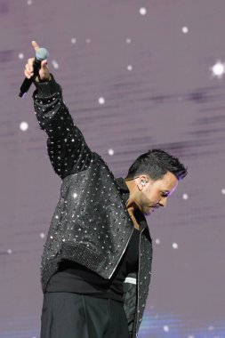 Şarkıcı Luis Fonsi Actua, 6 Mart 2025 'te İspanya' nın Madrid kentinde Movistar Arena 'da verdiği konser sırasında.