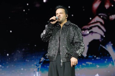 Şarkıcı Luis Fonsi Actua, 6 Mart 2025 'te İspanya' nın Madrid kentinde Movistar Arena 'da verdiği konser sırasında.