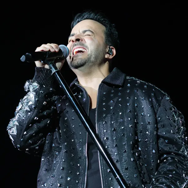 Şarkıcı Luis Fonsi Actua, 6 Mart 2025 'te İspanya' nın Madrid kentinde Movistar Arena 'da verdiği konser sırasında.