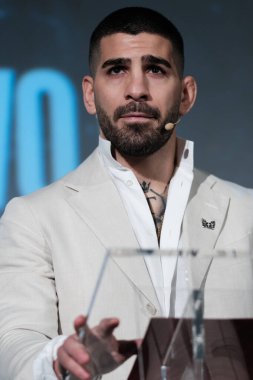 UFC dövüşçüsü Ilia Topuria, Sala proyecciones üzerine 17 Mart 2025 tarihinde İspanya 'nın Madrid kentinde düzenlenen basın toplantısına katıldı.. 