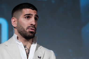 UFC dövüşçüsü Ilia Topuria, Sala proyecciones üzerine 17 Mart 2025 tarihinde İspanya 'nın Madrid kentinde düzenlenen basın toplantısına katıldı.. 