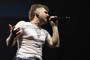 Şarkıcı Dani Fernandez, 8 Mart 2025 tarihinde Madrid 'de Yaren ile birlikte Movistar Arena' da bir konser verdi. 