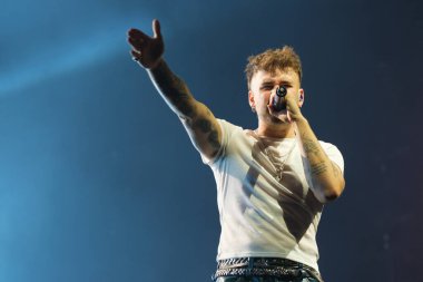 Şarkıcı Dani Fernandez, 8 Mart 2025 tarihinde Madrid 'de Yaren ile birlikte Movistar Arena' da bir konser verdi. 