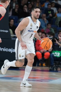 Real Madrid 'den Facu Campazzo, Real Madrid ile UCAM Murcia arasında oynanan Liga Endesa maçı sırasında Madrid' deki Movistar Arena 'da maç yapıyor.